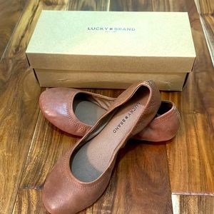 Lucky brand size 8w leather flats